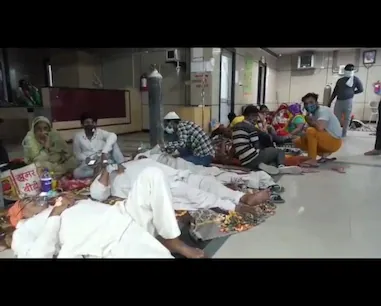 मेडिकल कॉलेज में फर्श पर इलाज कराने को मजबूर हैं कोविड मरीज, वीडियो वायरल.