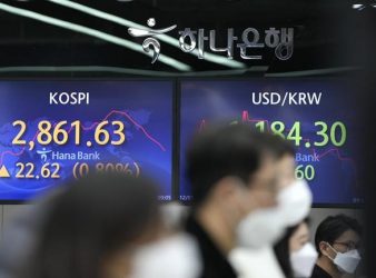 Currency traders watch computer monitors near the screens showing the Korea Composite Stock Price Index (KOSPI), left, and the foreign exchange rate between U.S. dollar and South Korean won at a foreign exchange dealing room in Seoul, South Korea, Wednesday, Dec. 1, 2021. THE CANADIAN PRESS/AP-Lee Jin-man