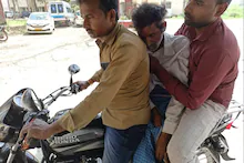 बाराबंकी में सामने आई शर्मसार करने वाली तस्वीर, वाहन नहीं मिला तो बाइक पर पिता का शव लेकर घर पहुंचा बेटा